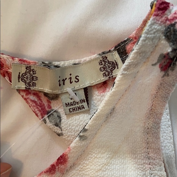 ✨2 for 15✨ Floral print tank top size medium! - Picture 2 of 5